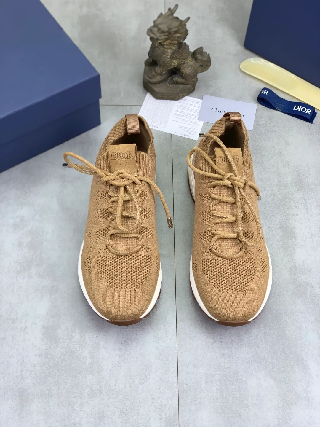 Men's men's shoes P400 new Dior Tech sneakers 2026 early spring series new products, with fashionable details, highlighting retro aesthetics. The fly-knit upper is spliced ​​with the sides of apricot transparent mesh fabric, and the leading edge of the upper window is laminated with high-frequency flat ironing and counter-pressure. The original craftsmanship is beautiful, comfortable and does not fall off. The interior is made of tonal sheep lining, which is soft and comfortable. The heel and tongue are embellished with the Paris logo. The textured TPU soles with the same tonal logo add to the high-end style.  Code number: 38-45 (46 customized)